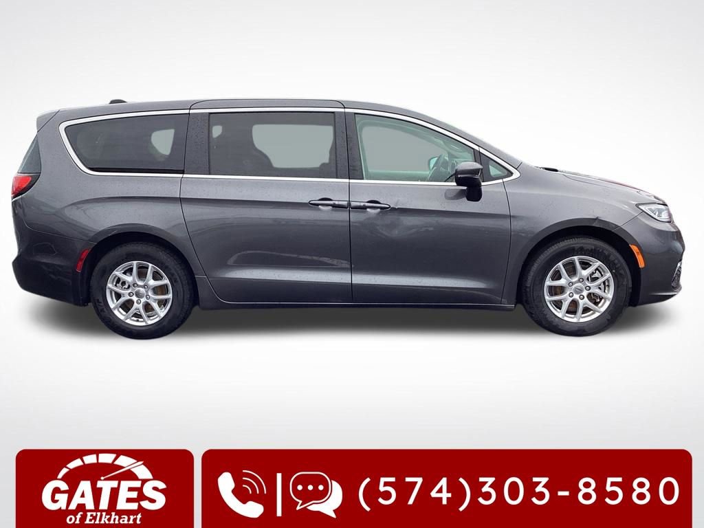 Used 2023 Chrysler Pacifica Touring-L FWD image 10