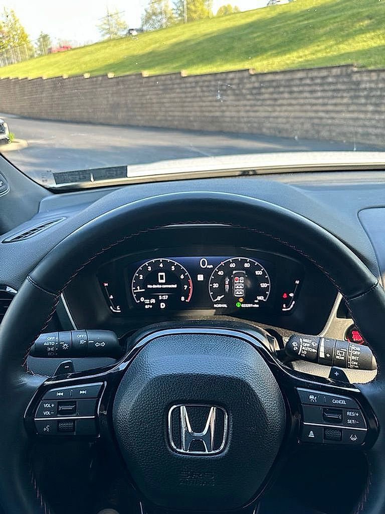 Used 2025 Honda Pilot Black Edition image 2