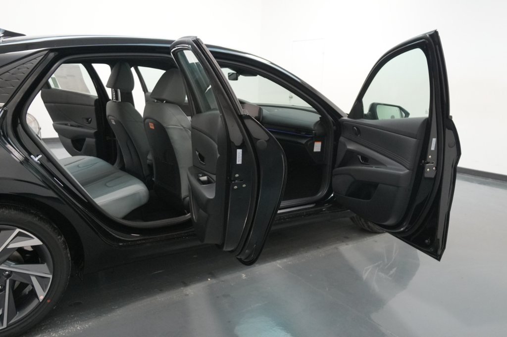 Certified 2025 Hyundai Elantra Limited FWD image 43