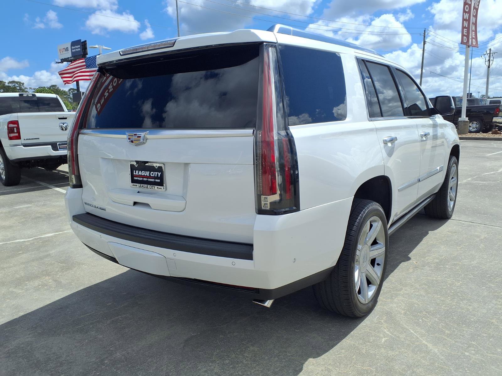 Used 2018 Cadillac Escalade Premium Luxury image 4