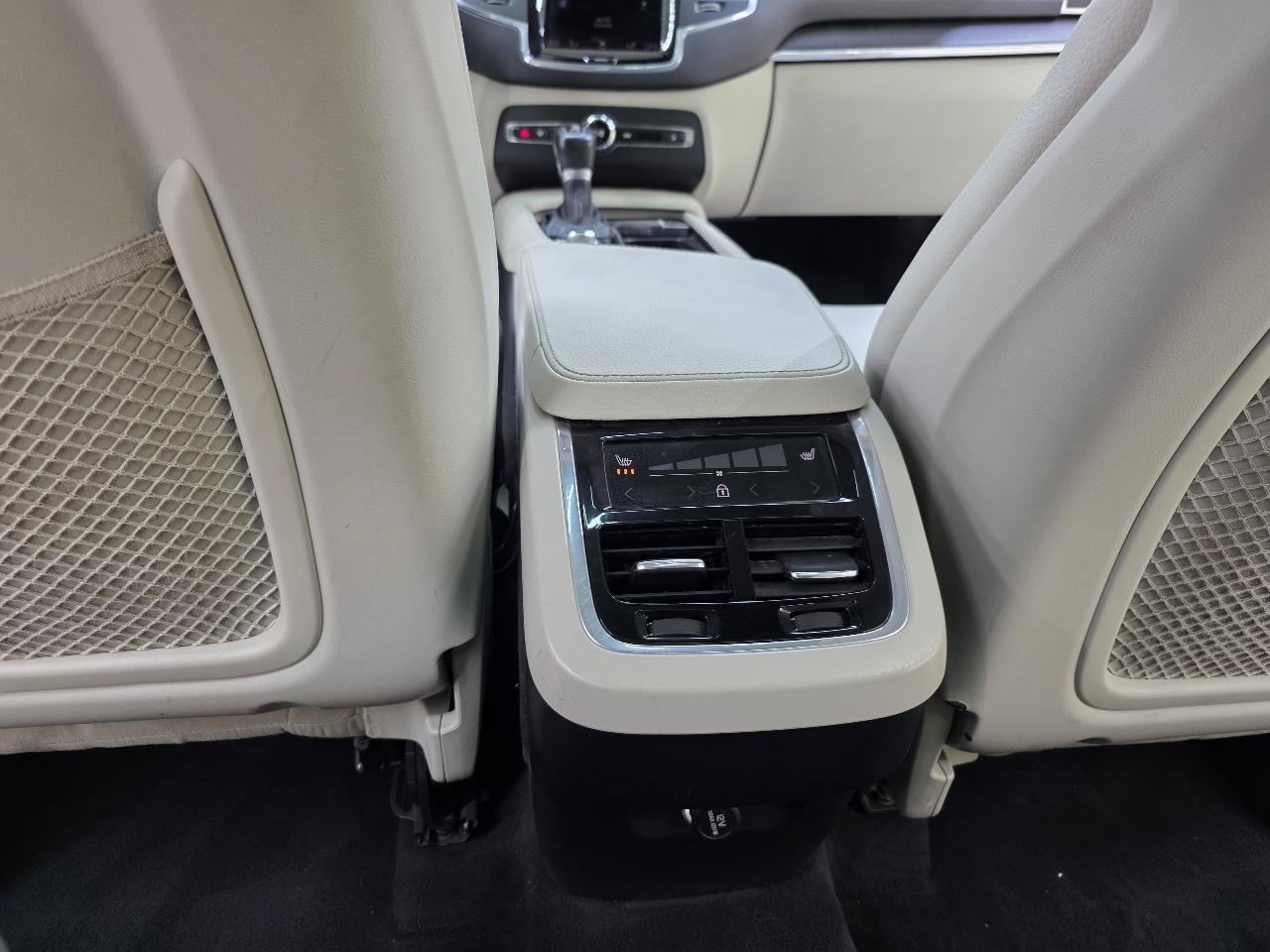 Used 2020 Volvo XC90 T6 Momentum w/ Protection Package Premier AWD/4WD image 29