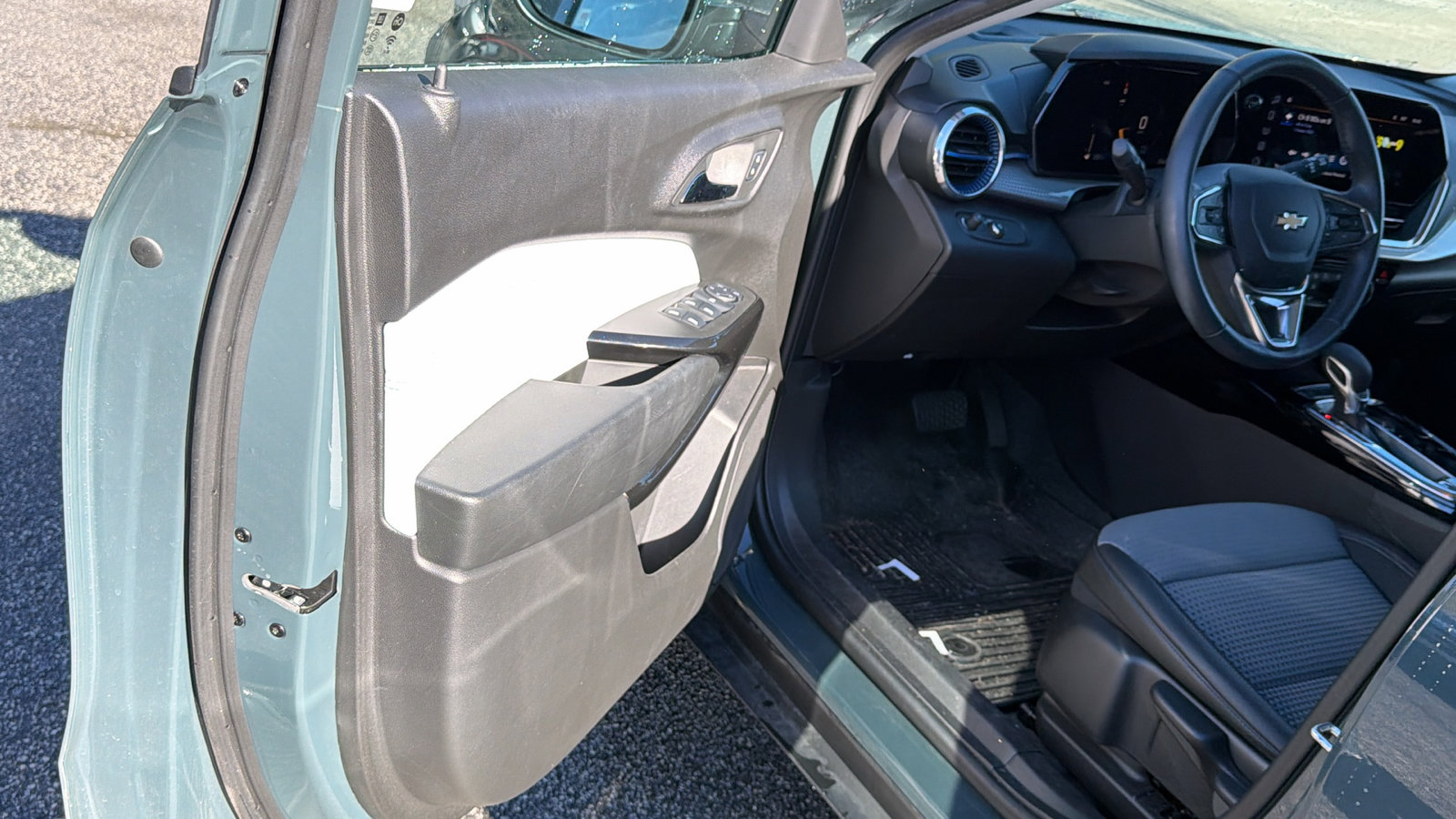 Used 2025 Chevrolet Trax LT w/ Driver Confidence Package image 14