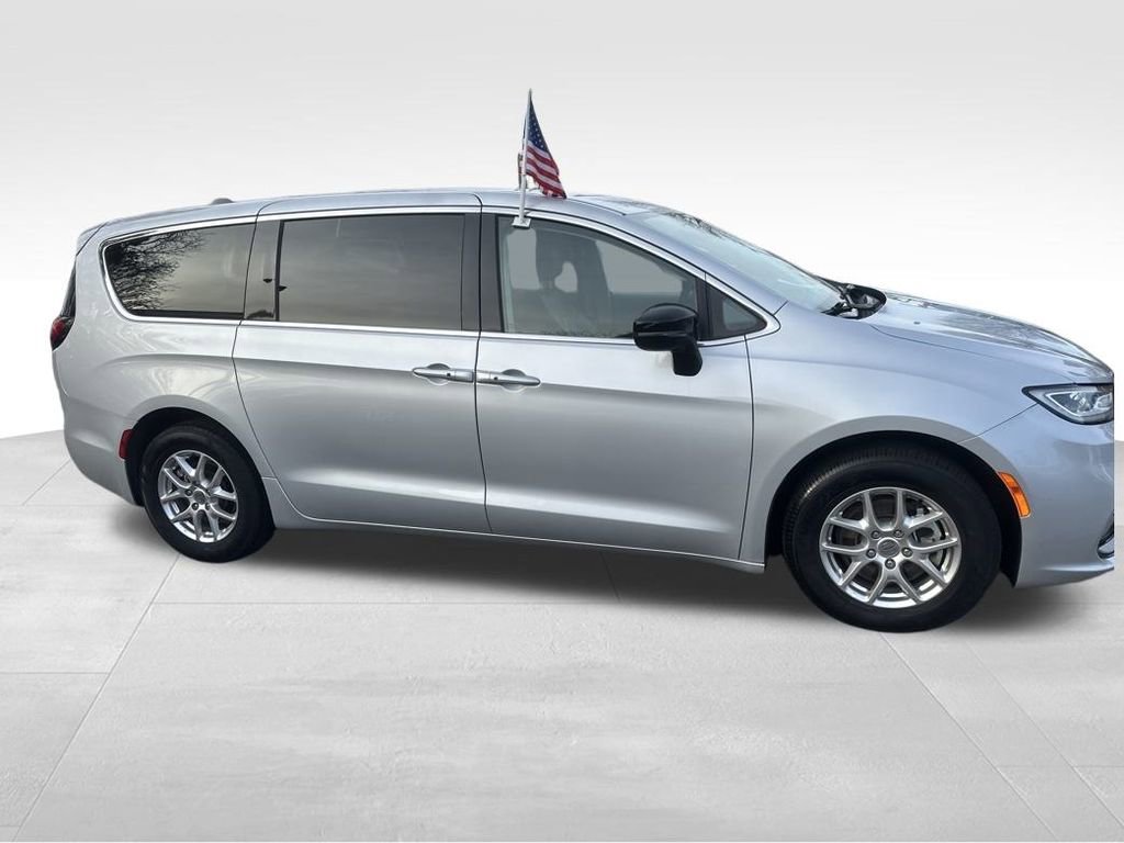 Used 2024 Chrysler Pacifica Touring-L image 26