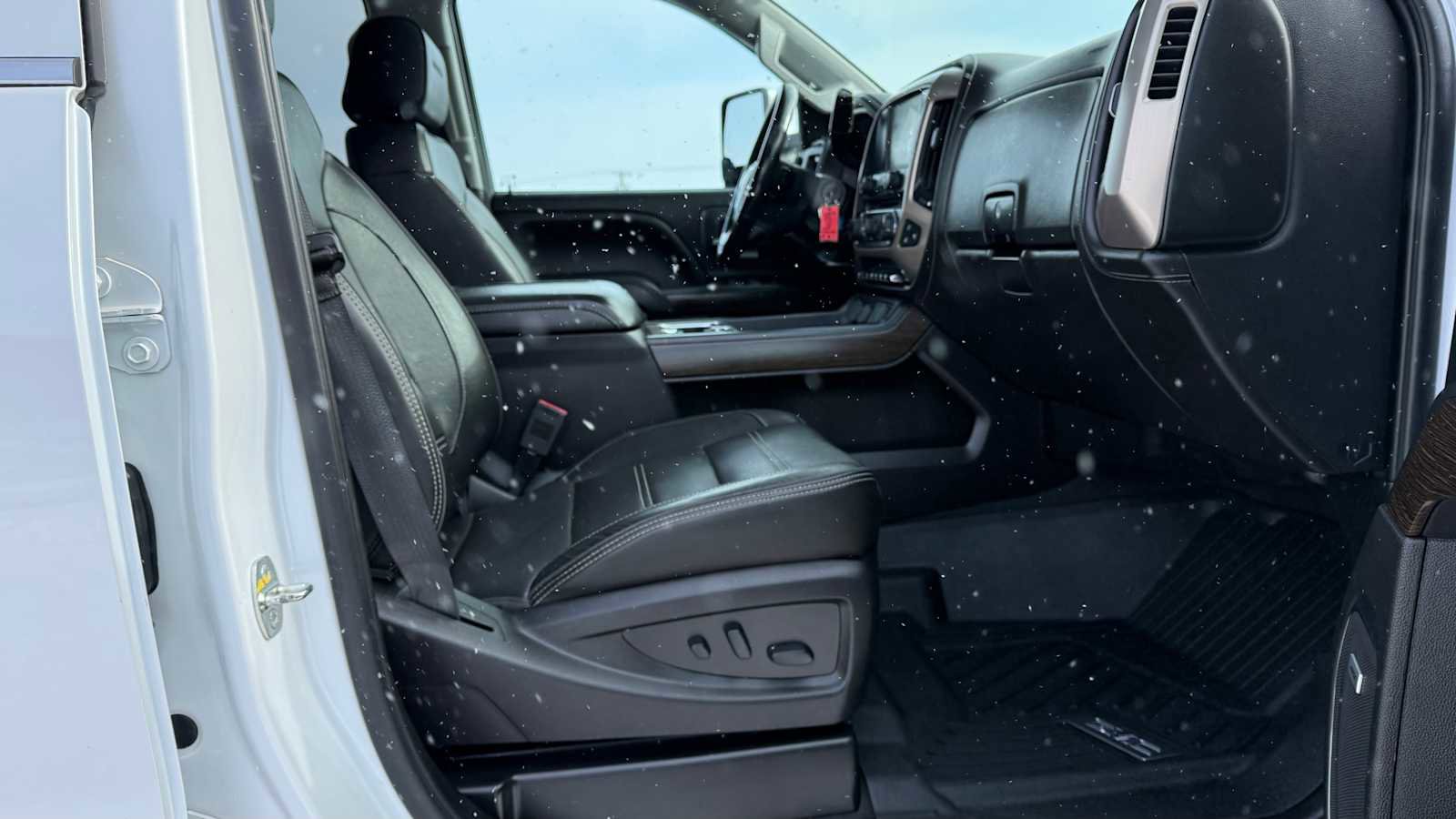 Used 2019 GMC Sierra 2500 Denali w/ Duramax Plus Package AWD/4WD image 12