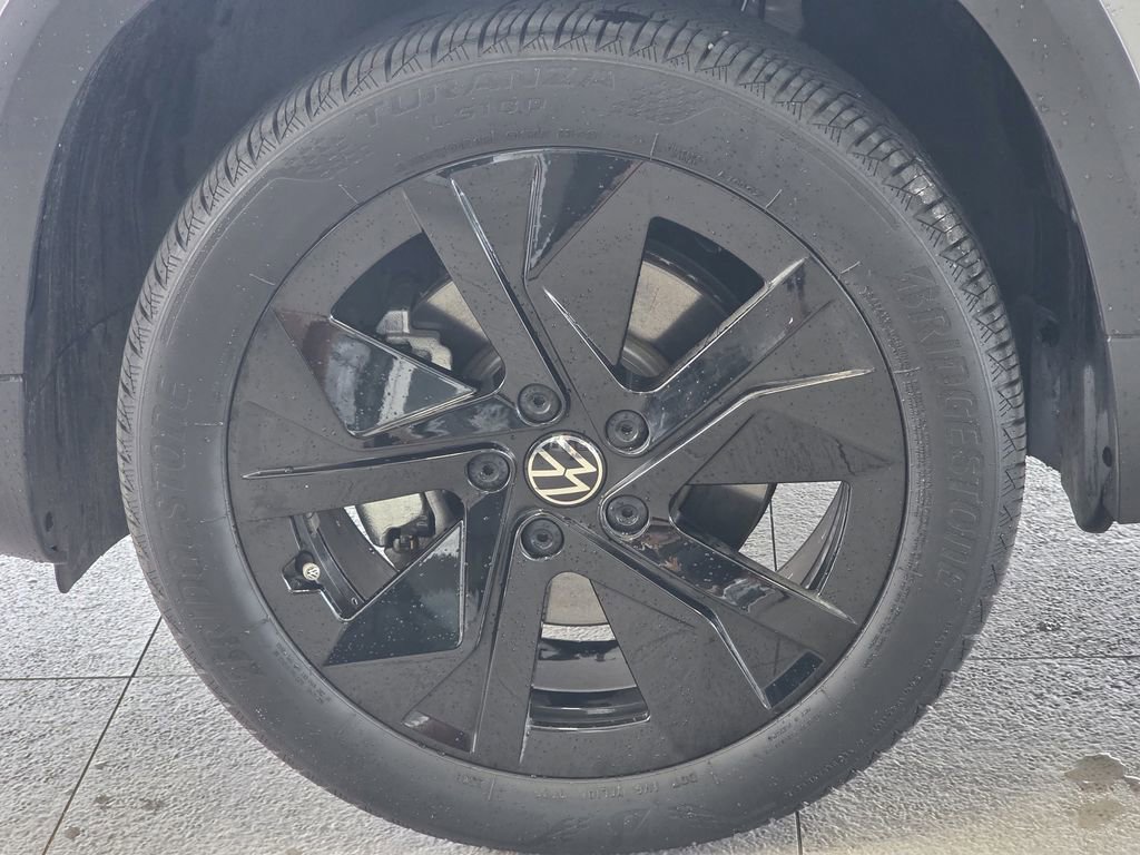 Used 2025 Volkswagen Taos SE FWD image 8