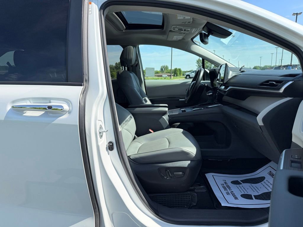 Used 2022 Toyota Sienna XLE w/ XLE Plus Package FWD image 11
