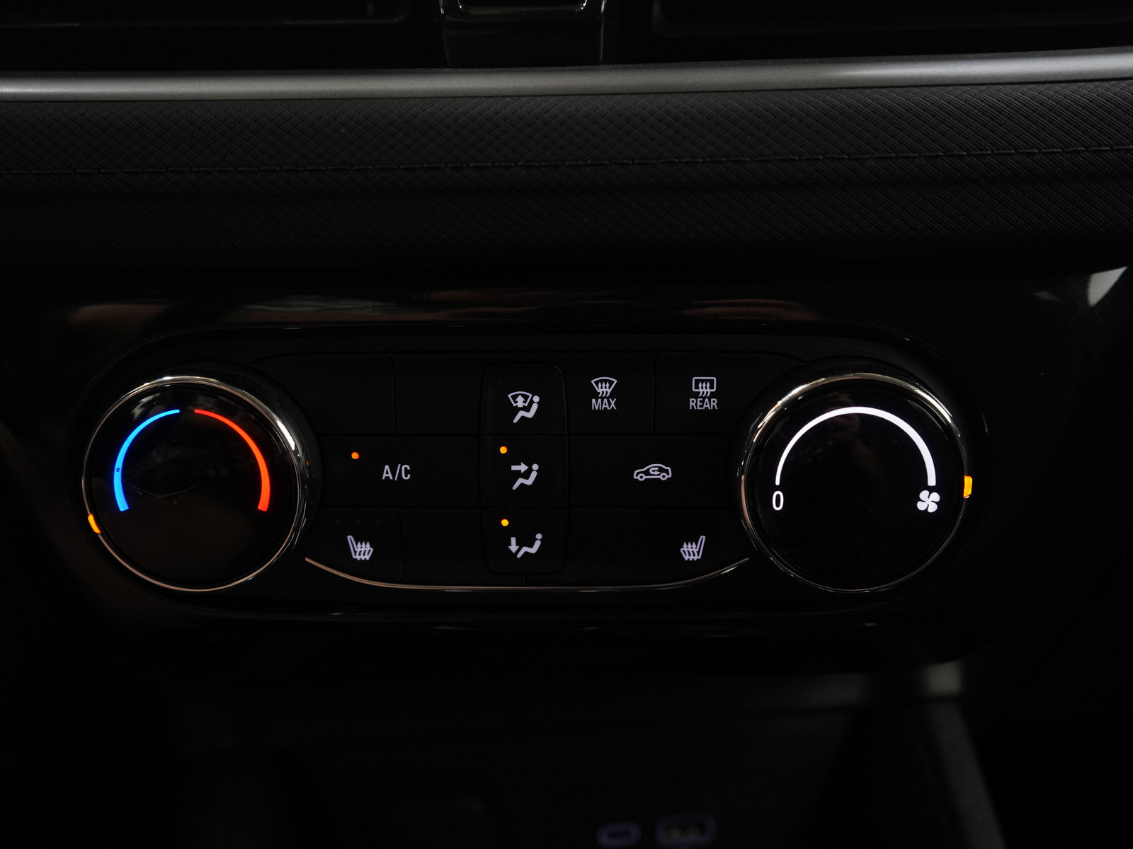 Used 2025 Chevrolet TrailBlazer LT w/ LT Cold Weather Package AWD/4WD image 27
