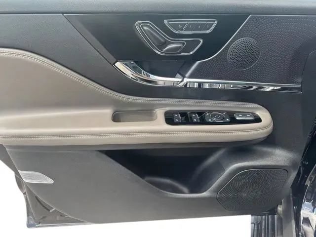 Used 2025 Lincoln Corsair AWD w/ Jet Appearance Package image 12