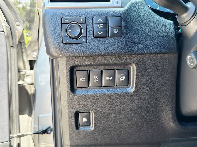 Used 2023 Lexus GX 460 Premium w/ Accessory Package AWD/4WD image 36