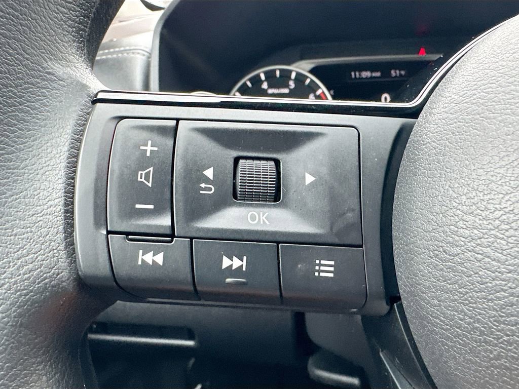 Used 2022 Nissan Rogue SV image 9