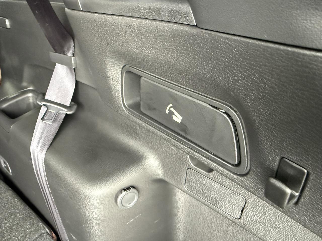 Used 2025 Mitsubishi Outlander SEL image 50