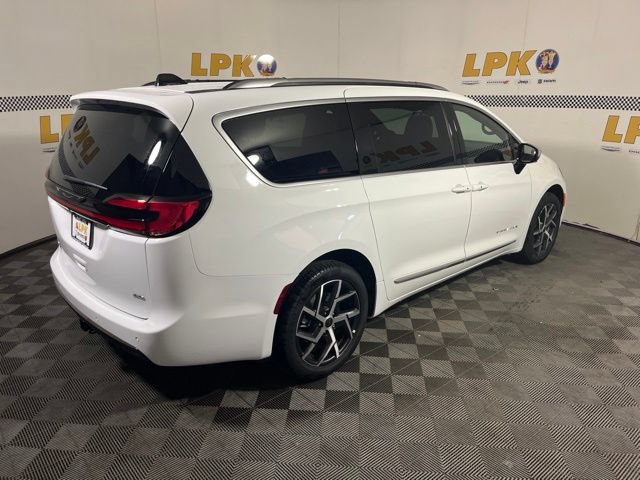 New 2027 Chrysler Pacifica Pinnacle AWD/4WD image 3