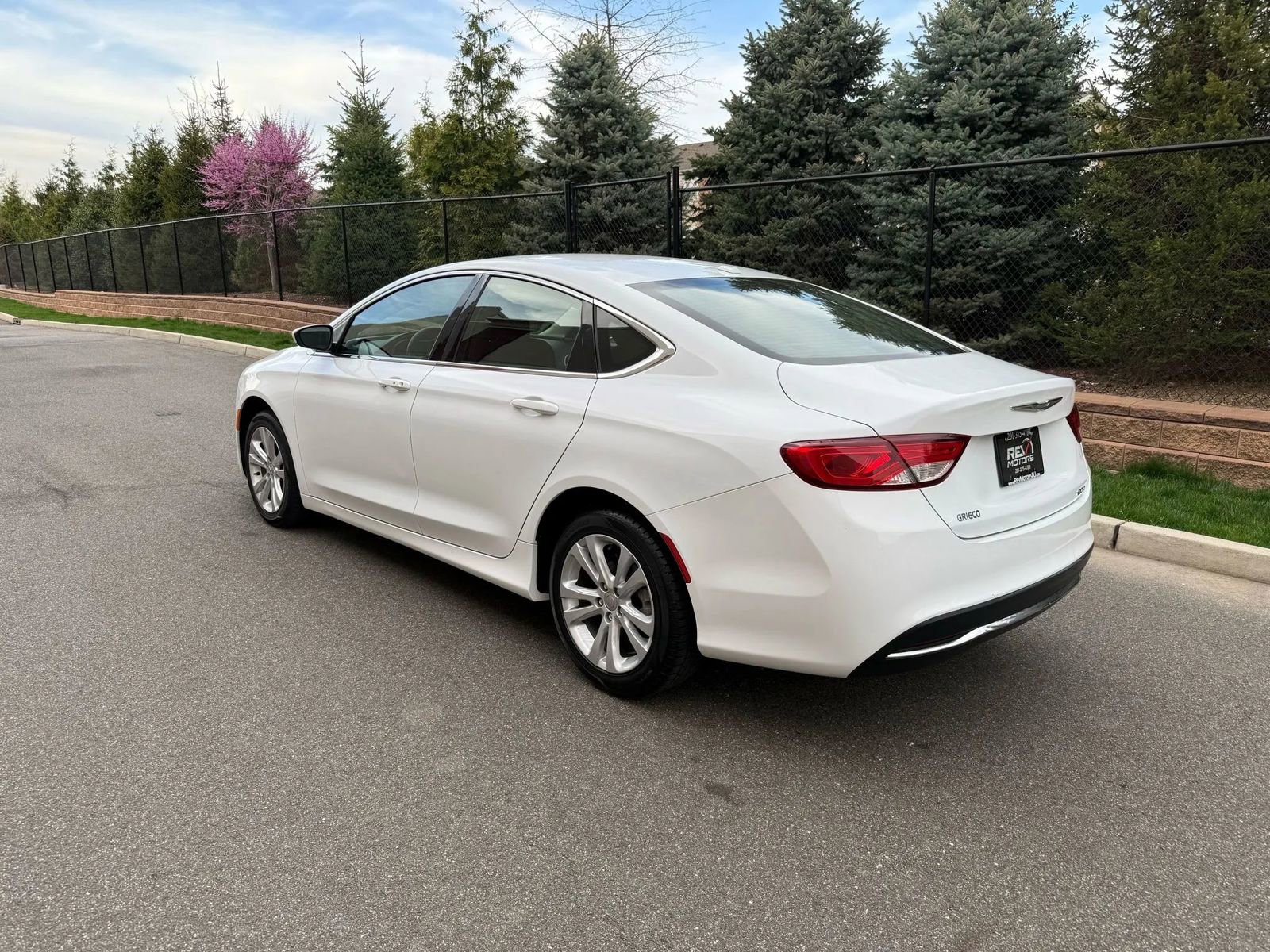 Used 2015 Chrysler 200 Limited w/ Convenience Group image 3