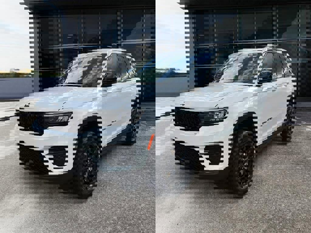 New 2025 Jeep Grand Cherokee Altitude image 3