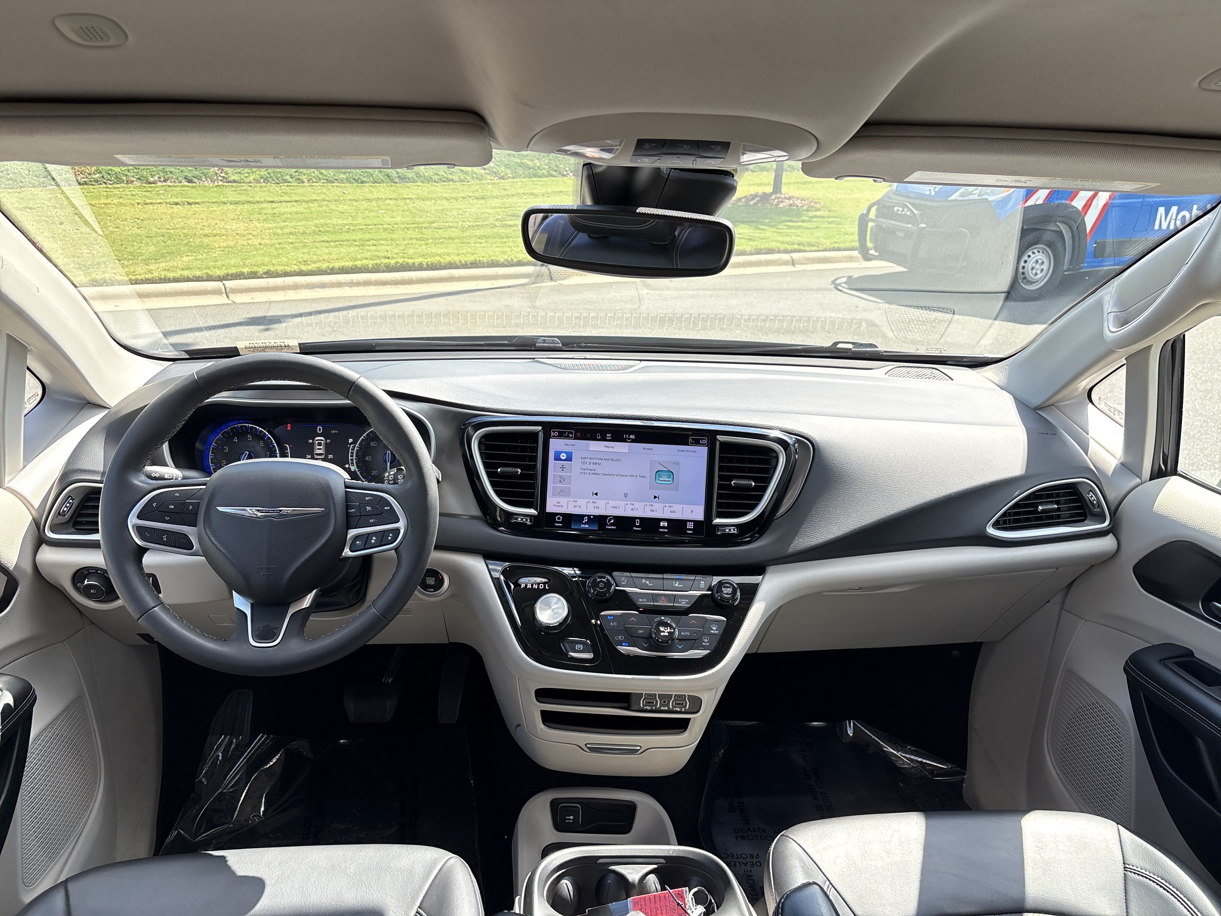 Used 2023 Chrysler Pacifica Touring-L FWD image 20