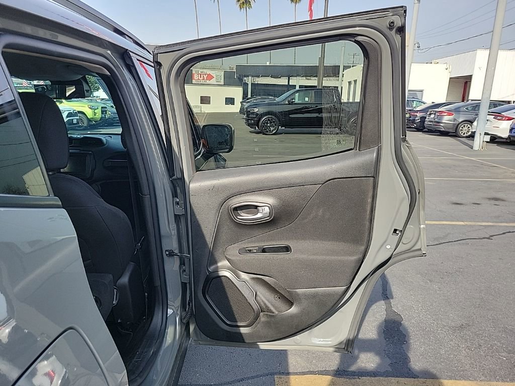 Used 2019 Jeep Renegade Latitude w/ Popular Equipment Group image 10