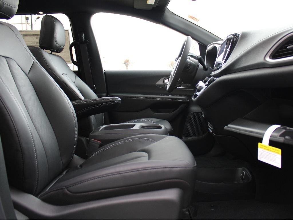 New 2026 Chrysler Pacifica Select AWD/4WD image 25
