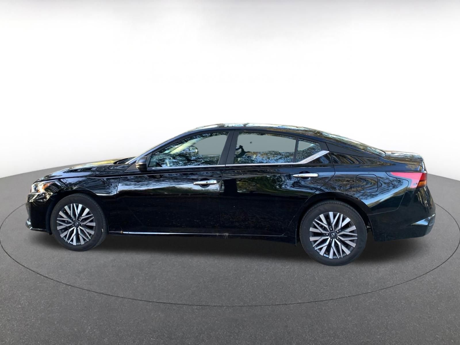 Used 2025 Nissan Altima 2.5 SV image 4