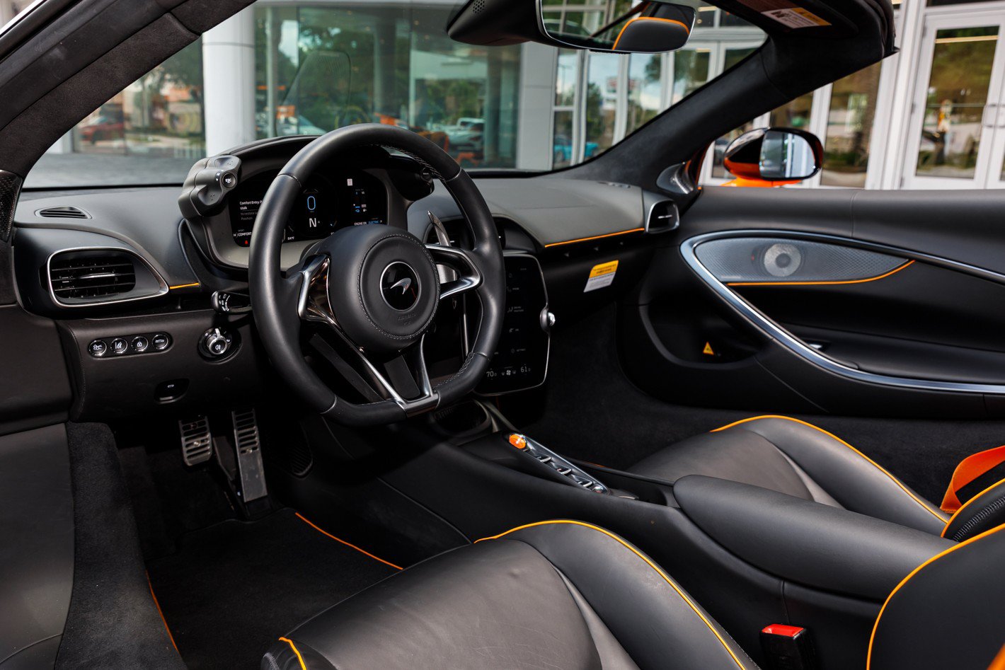 Used 2025 McLaren Artura Spider RWD image 39
