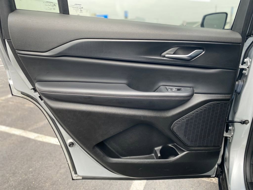 Used 2023 Jeep Grand Cherokee L Laredo image 16