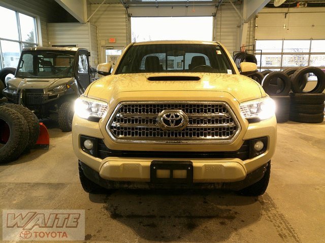Used 2017 Toyota Tacoma TRD Sport image 8
