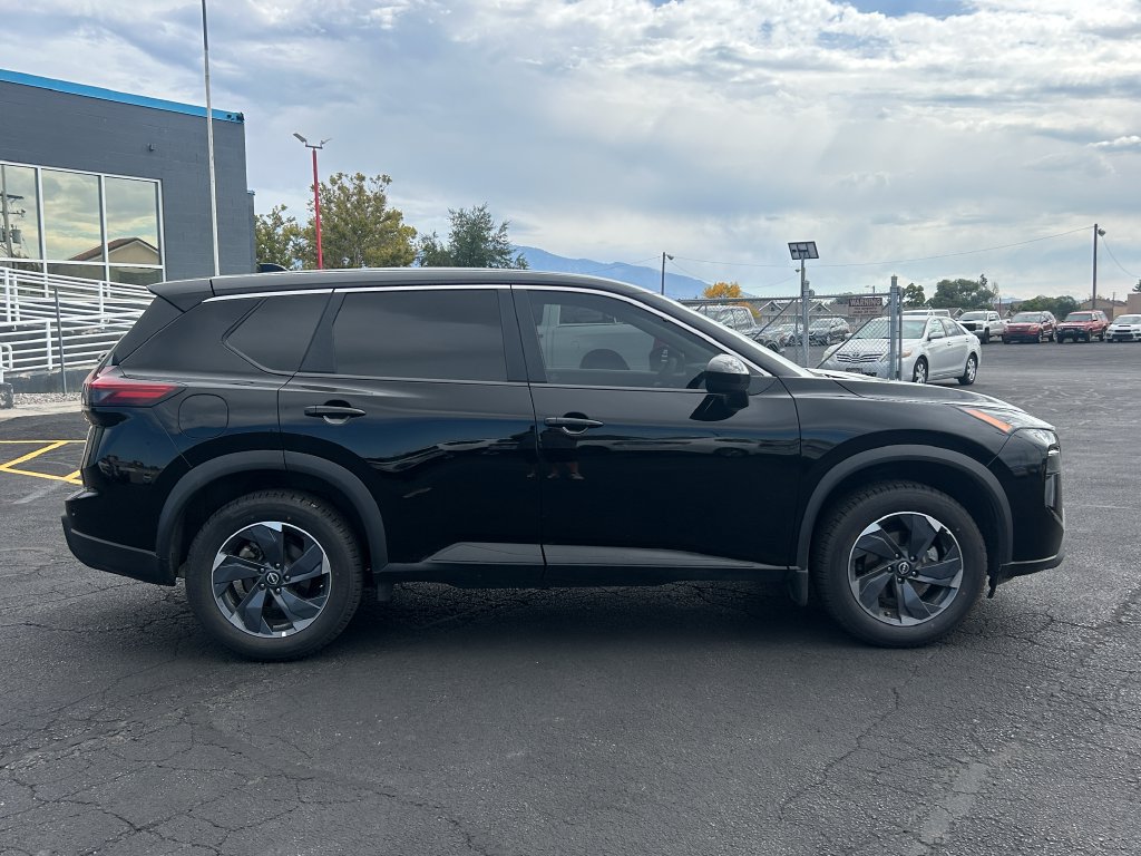 Used 2025 Nissan Rogue SV FWD image 2