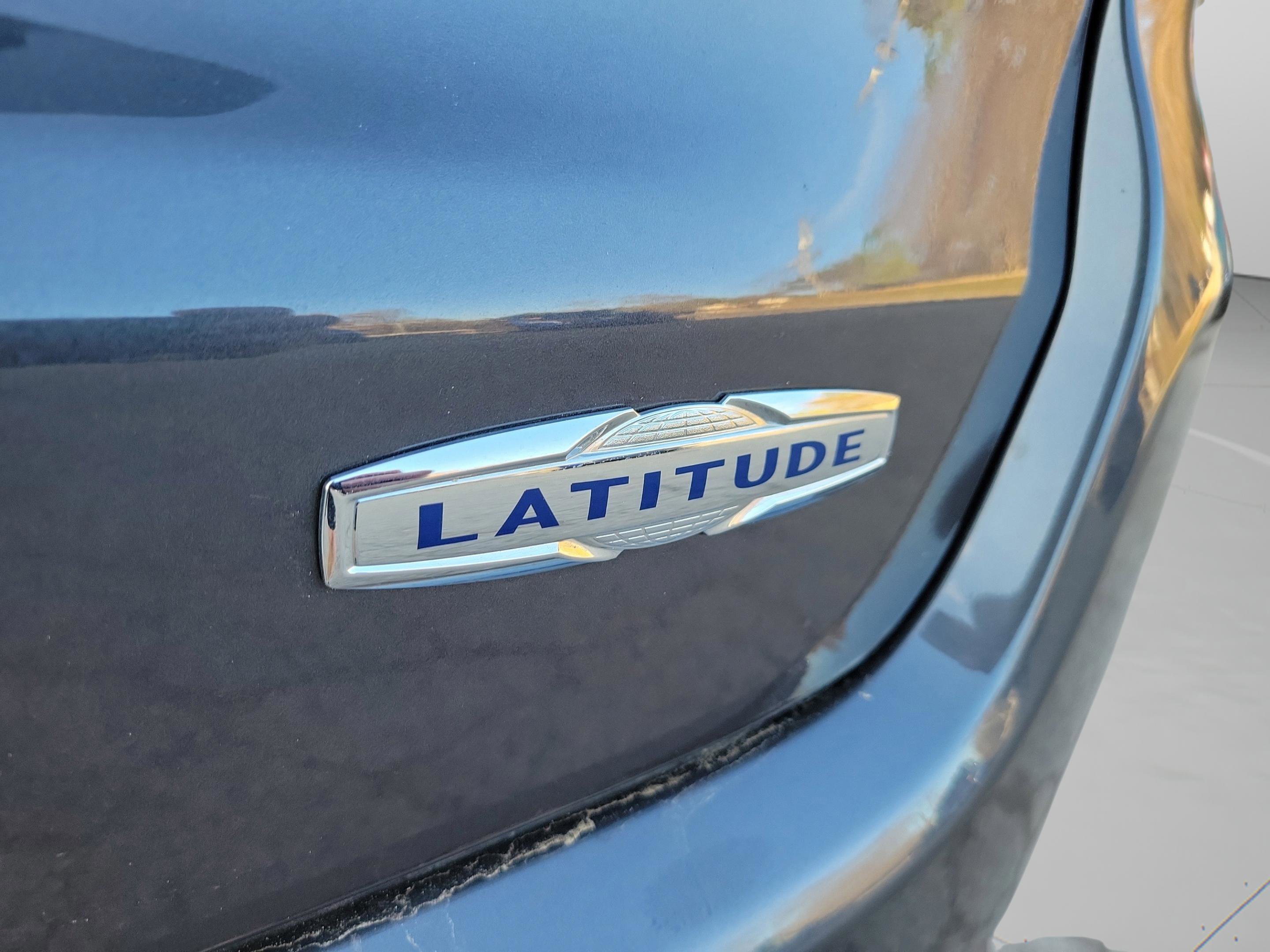 Used 2024 Jeep Compass Latitude image 32