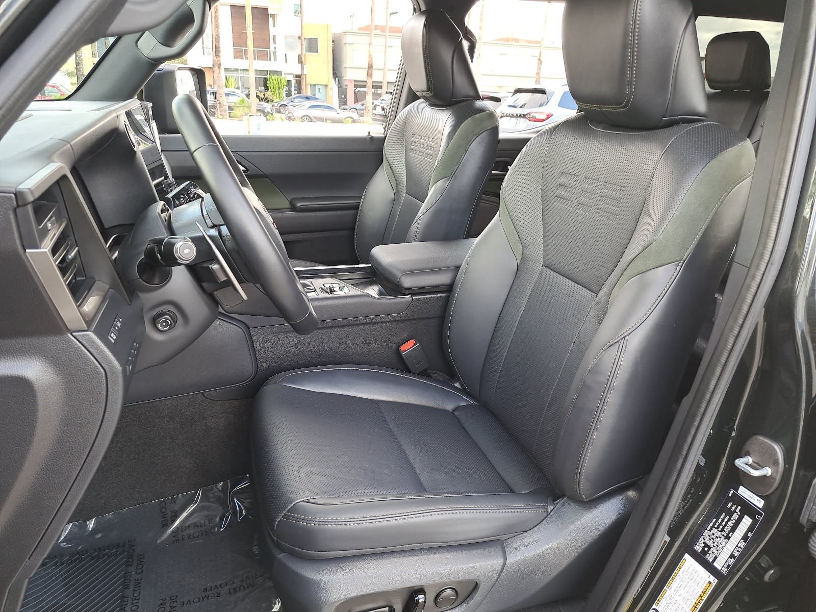 Used 2025 Lexus GX 550 w/ Accessory Package (32) AWD/4WD image 17