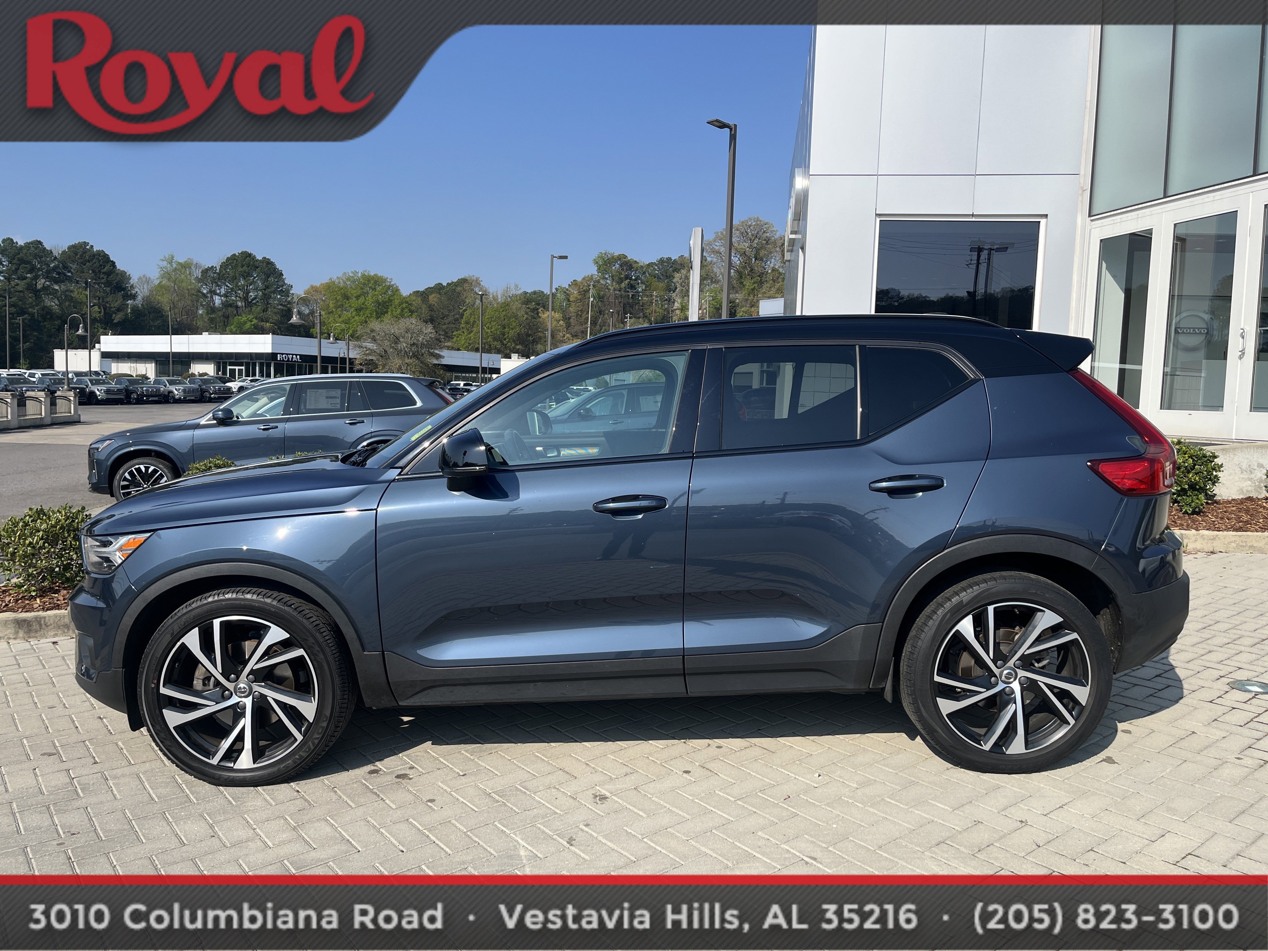Certified 2022 Volvo XC40 T5 R-Design image 2