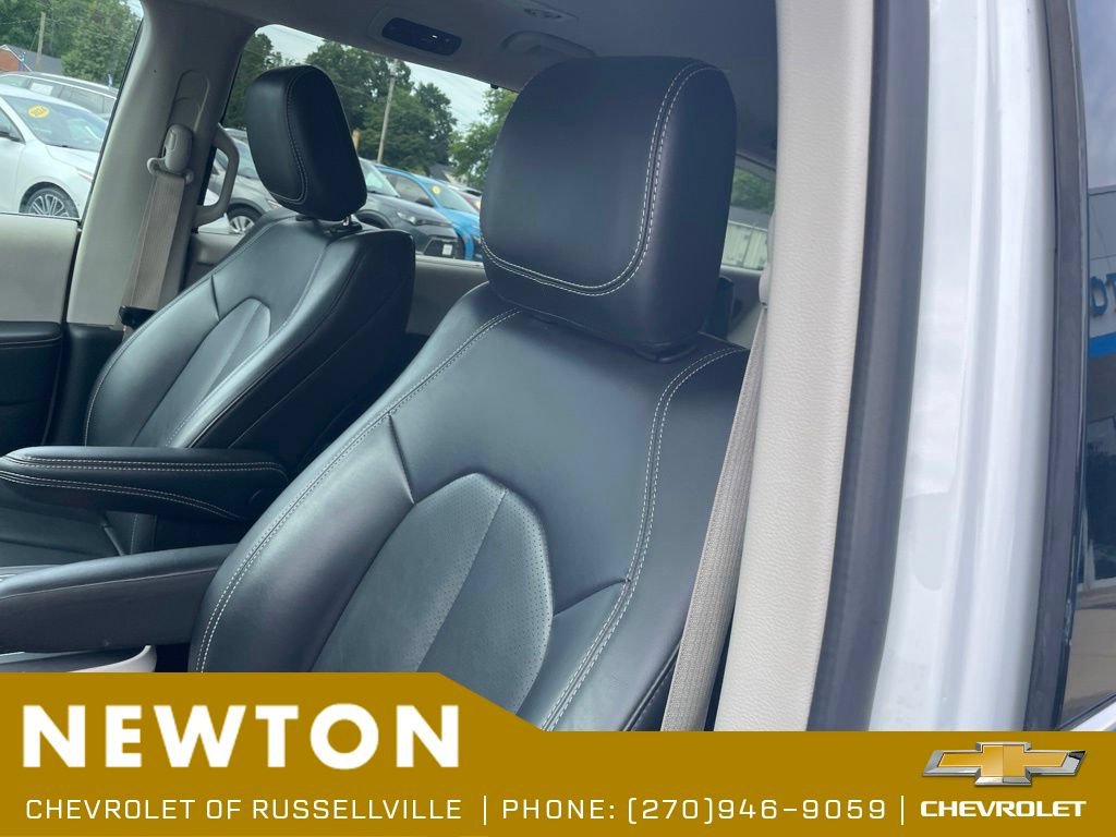 Used 2023 Chrysler Pacifica Touring-L FWD image 5