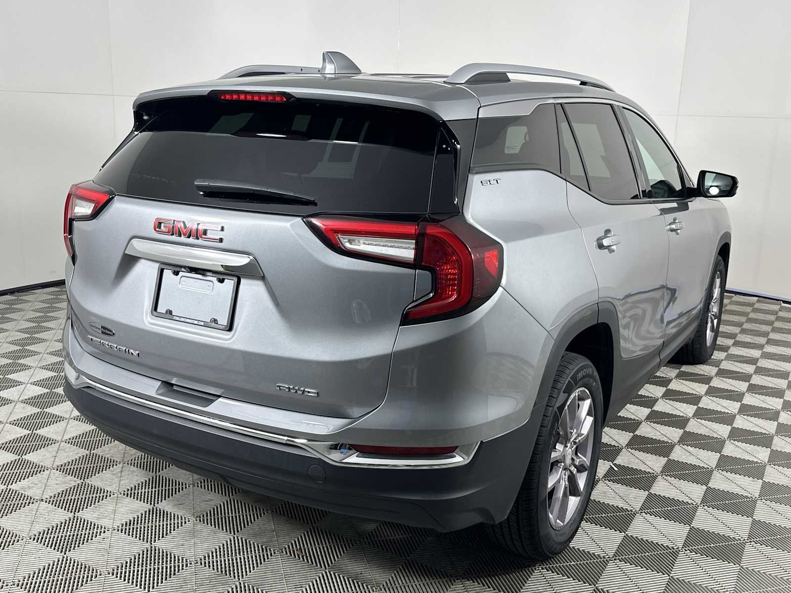 Used 2024 GMC Terrain SLT AWD/4WD image 8