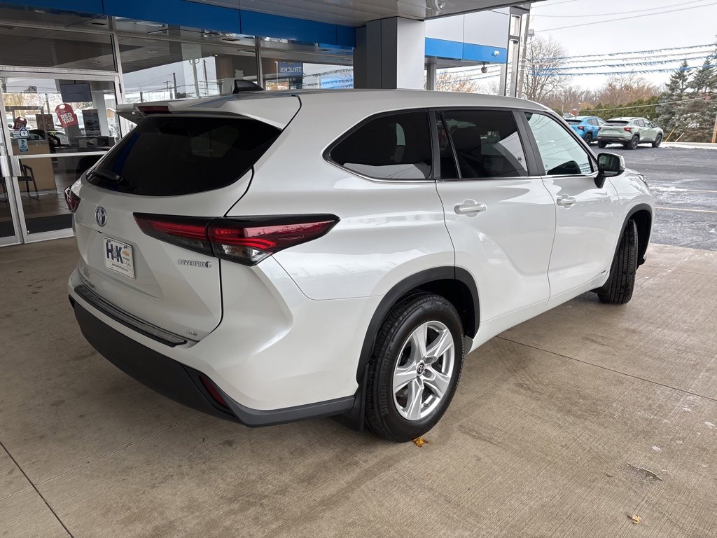 Used 2024 Toyota Highlander LE image 5