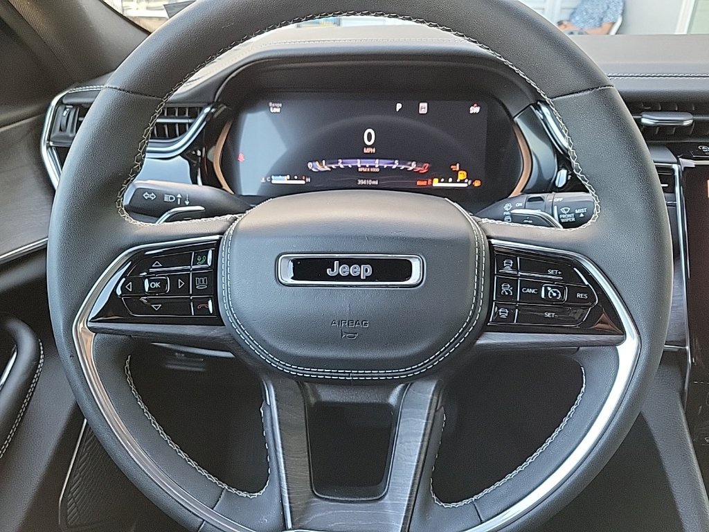 Used 2023 Jeep Grand Cherokee Overland w/ Luxury Tech Group IV AWD/4WD image 22
