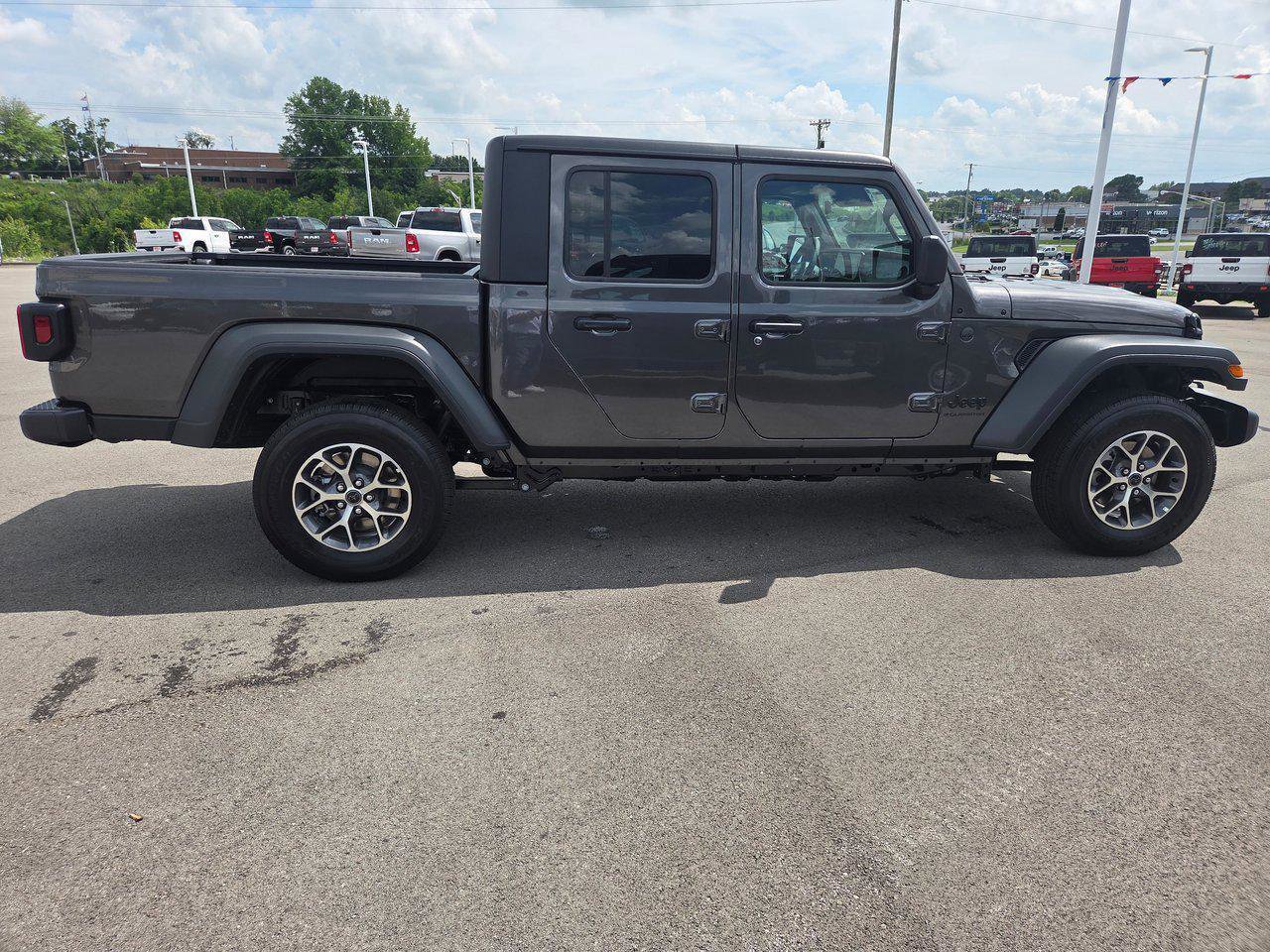 New 2025 Jeep Gladiator Sport S image 2
