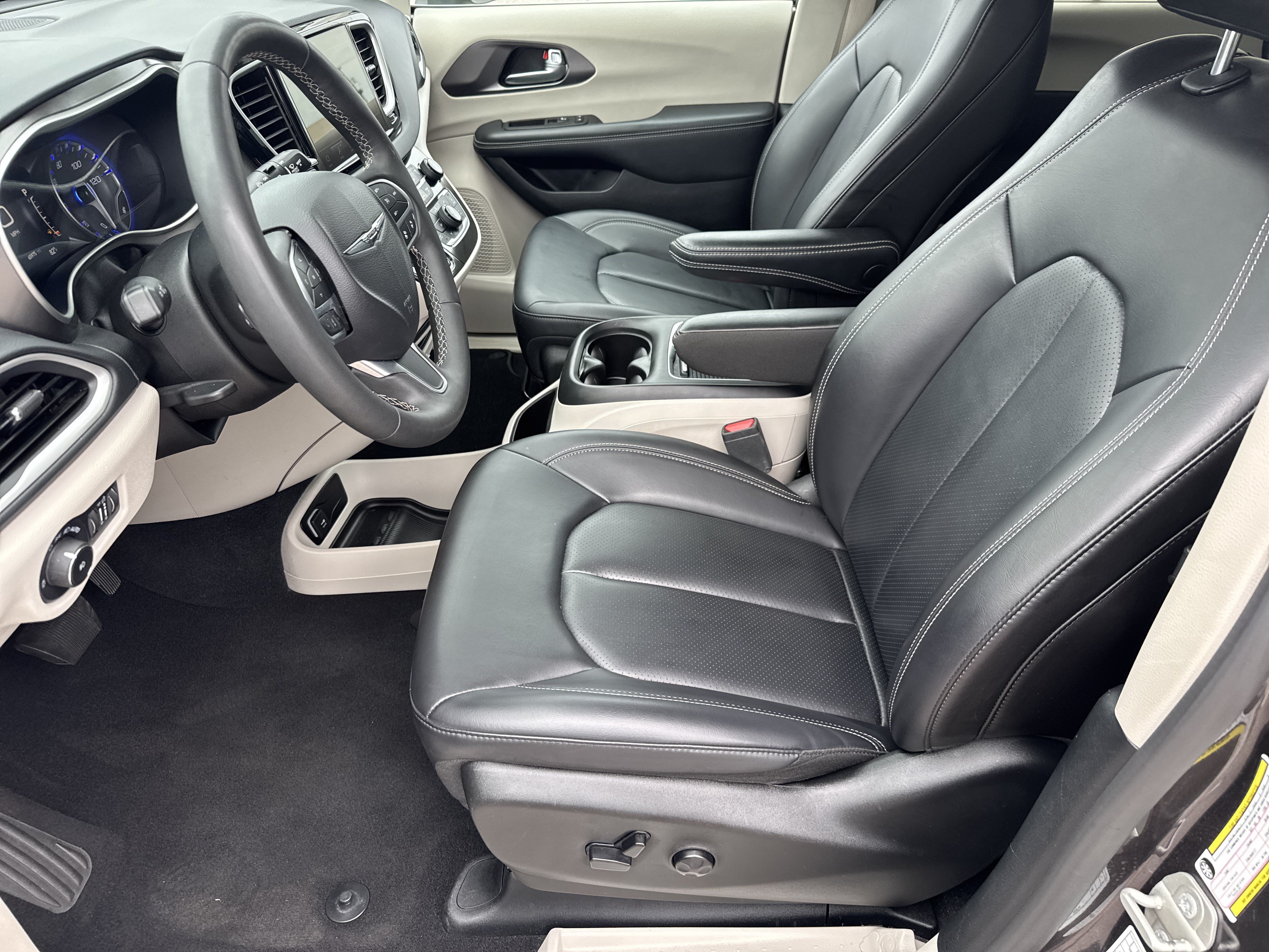 Used 2023 Chrysler Pacifica Touring-L FWD image 10