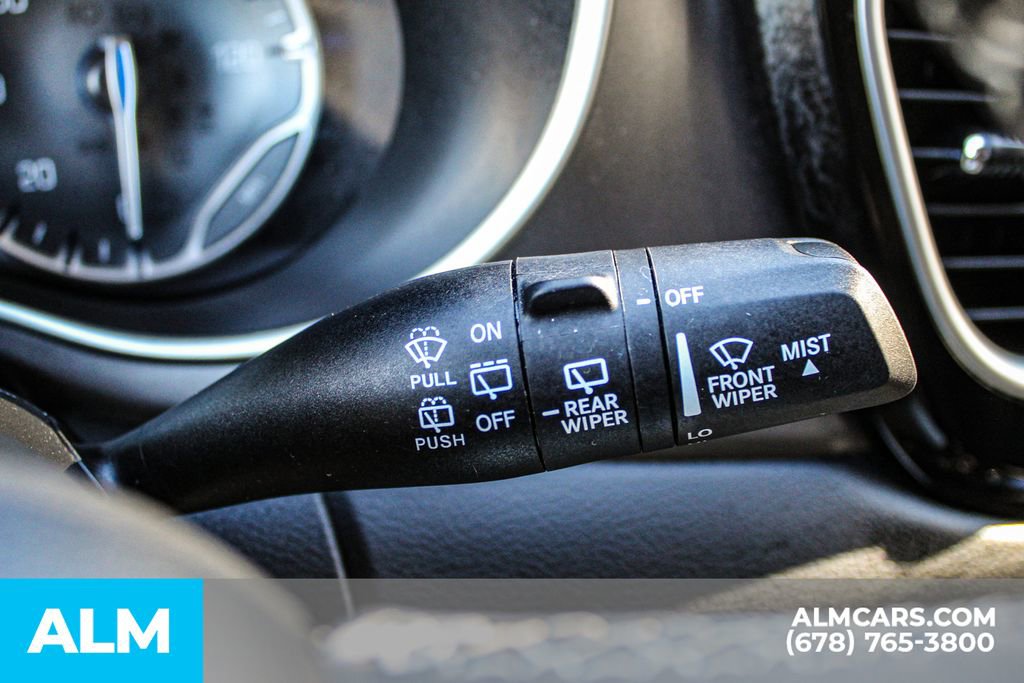 Used 2023 Chrysler Pacifica Touring-L image 33