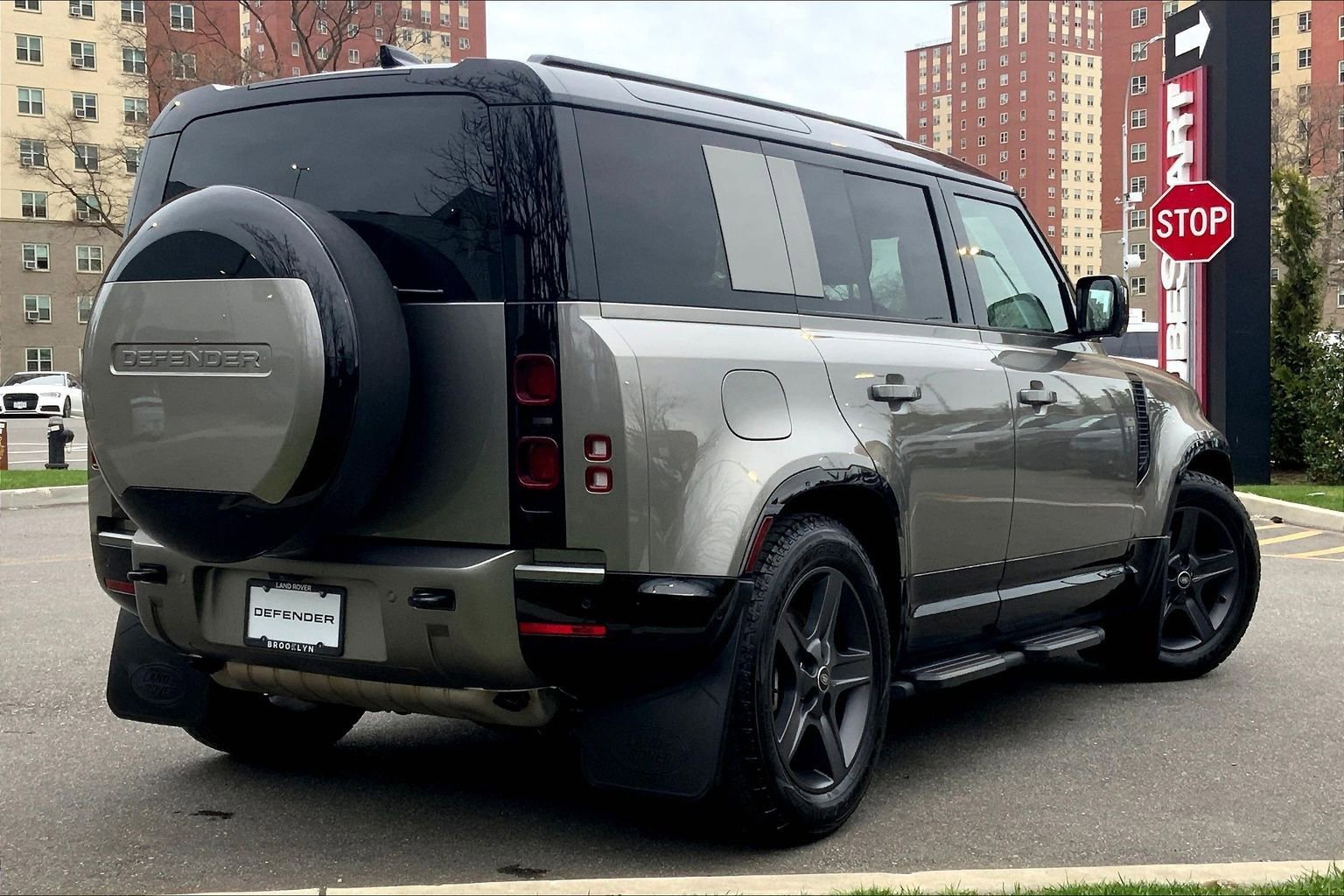 Used 2025 Land Rover Defender 110 X-Dynamic SE image 12
