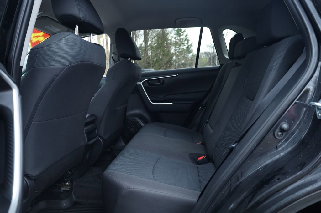 Used 2021 Toyota RAV4 LE image 13