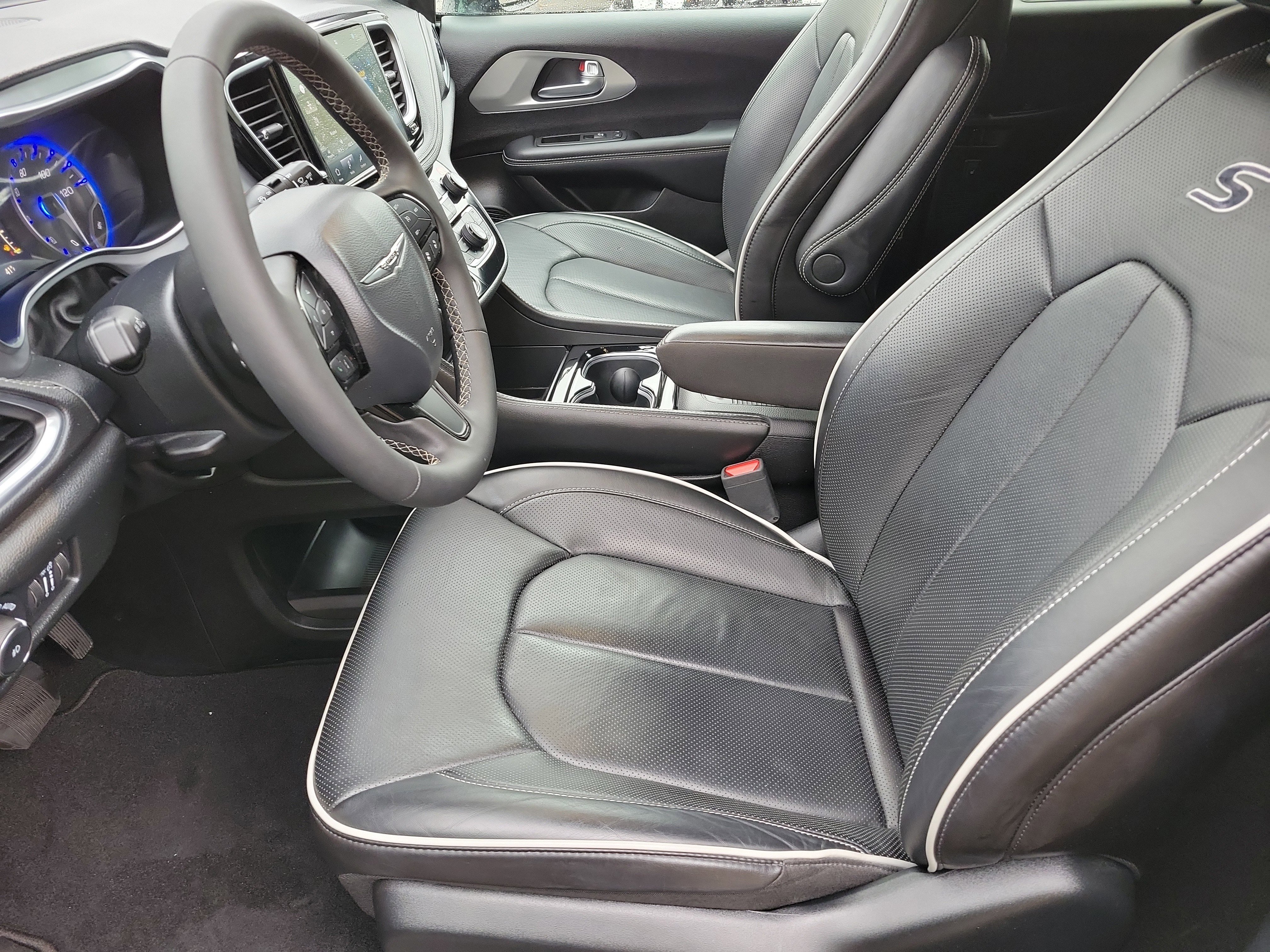 Used 2025 Chrysler Pacifica Limited image 3