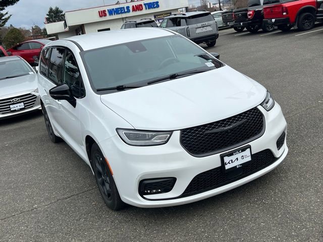 Used 2024 Chrysler Pacifica Select image 4