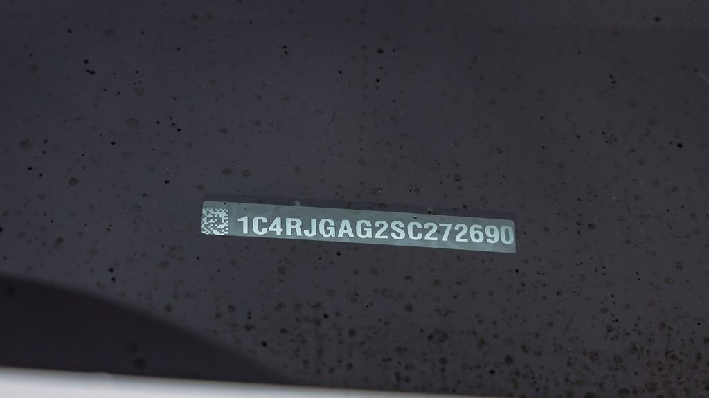 Certified 2025 Jeep Grand Cherokee Altitude image 29