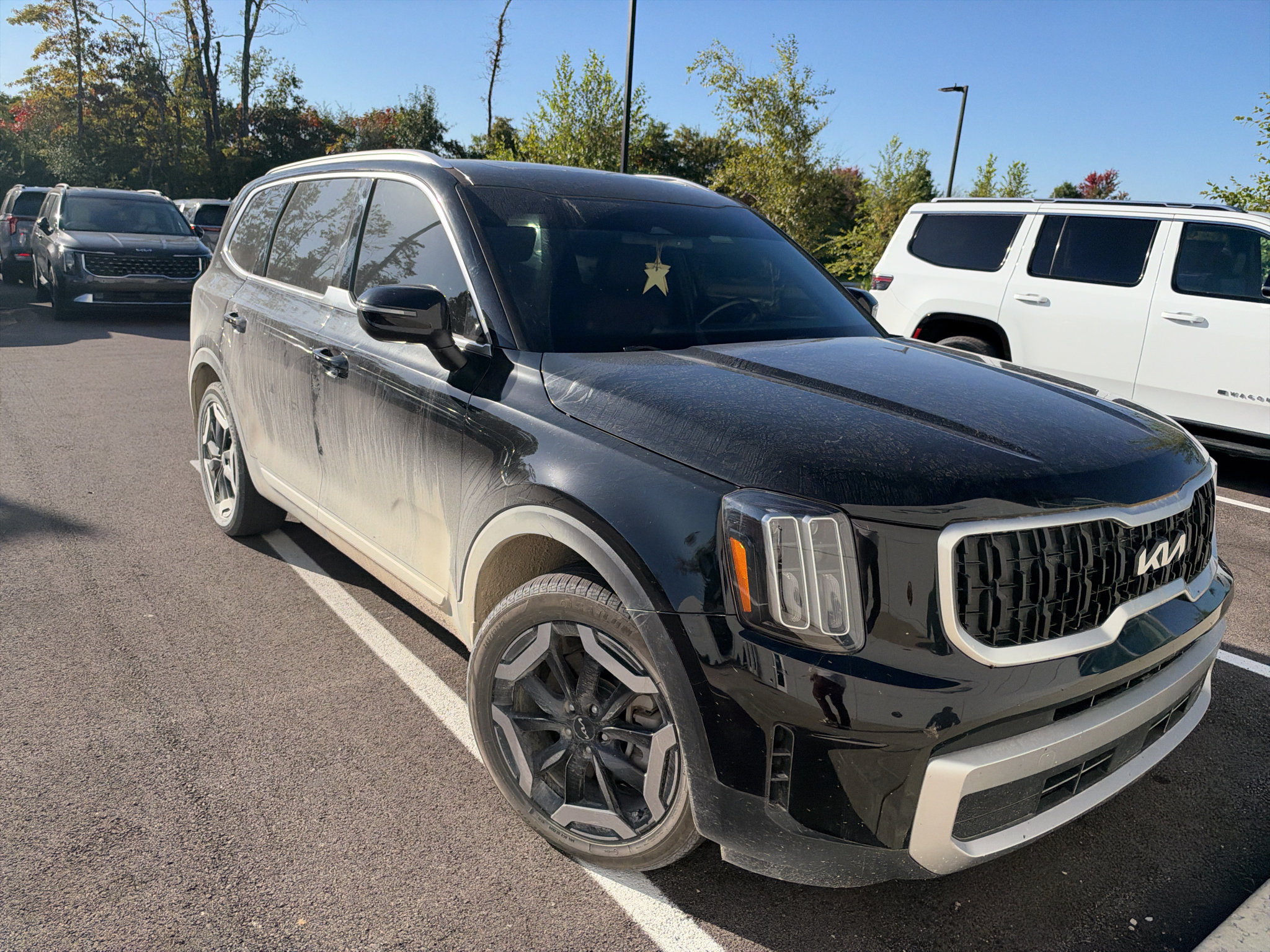 Used 2024 Kia Telluride EX w/ EX Captain's Chair Package FWD image 4