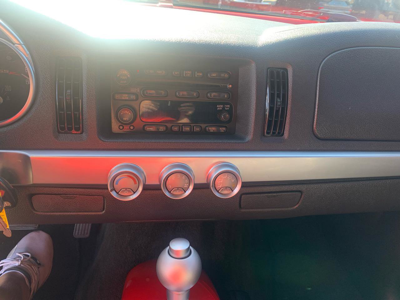 Used 2005 Chevrolet SSR w/ Preferred Equipment Group RWD image 30