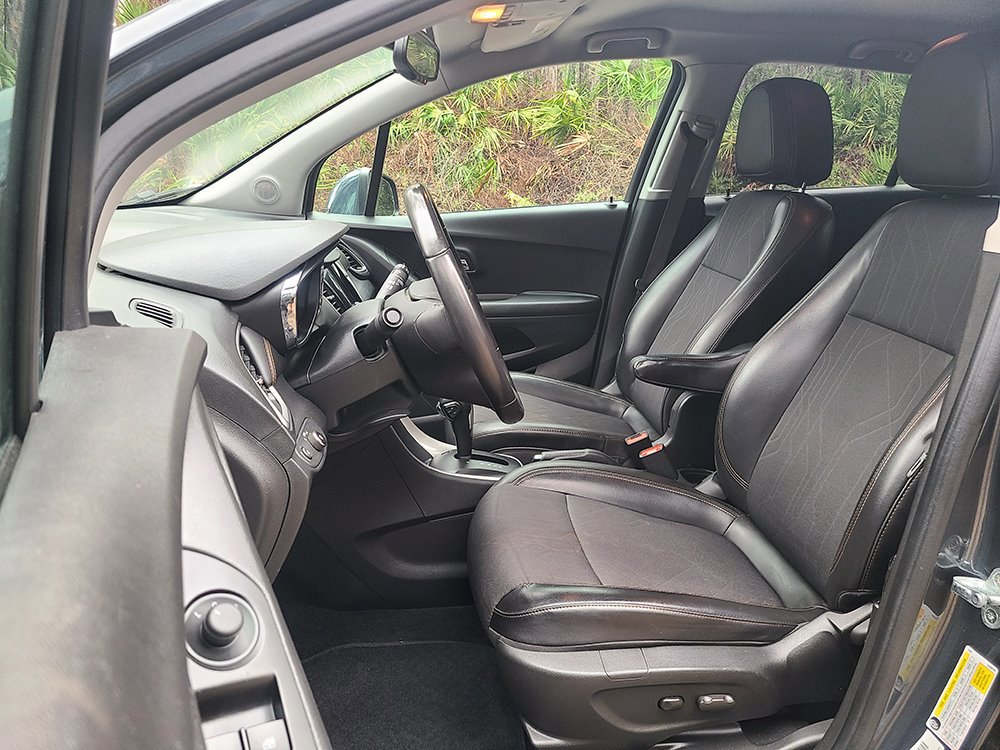 Used 2021 Chevrolet Trax LT w/ LT Convenience Package image 14