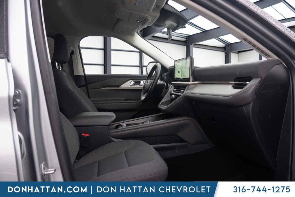 Used 2025 Ford Explorer Active AWD/4WD image 22