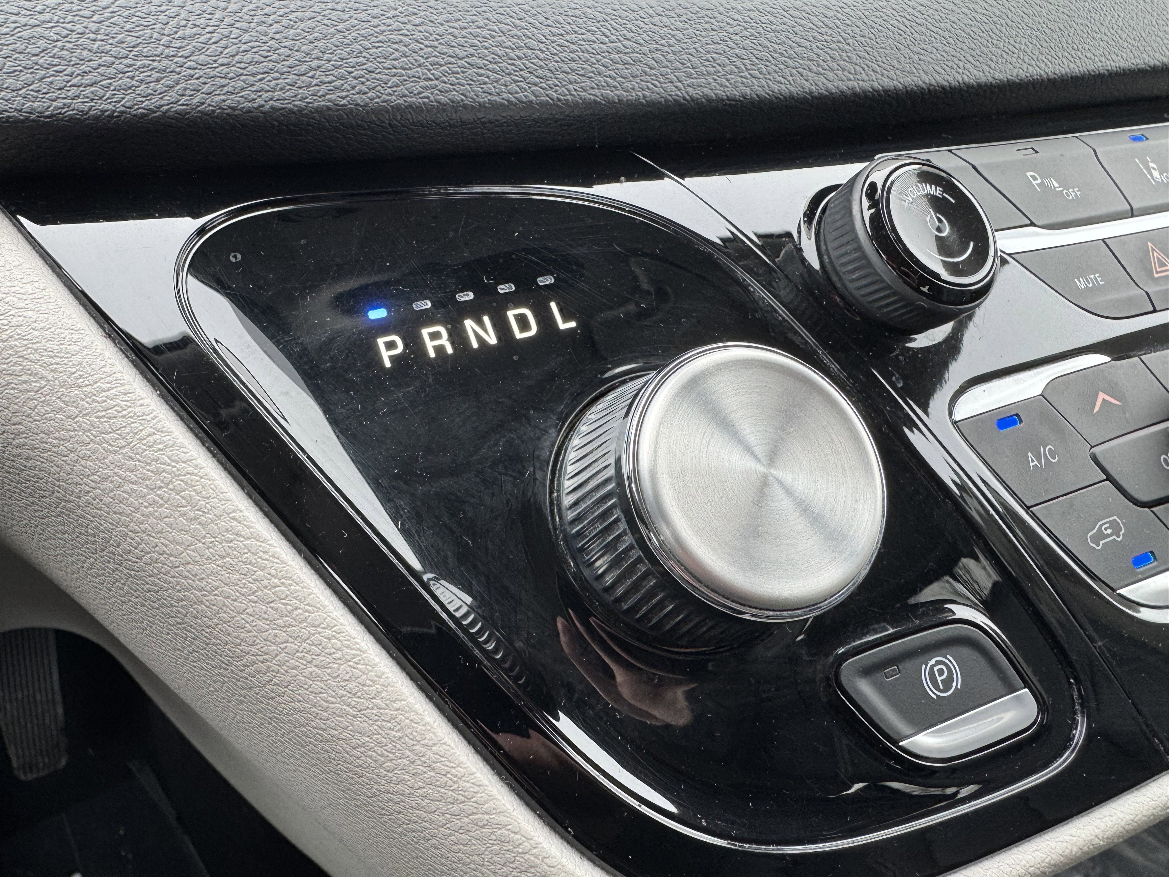 Used 2023 Chrysler Pacifica Touring-L image 27