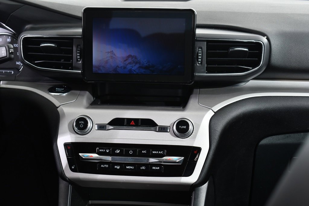 Used 2023 Ford Explorer XLT w/ Equipment Group 202A image 9