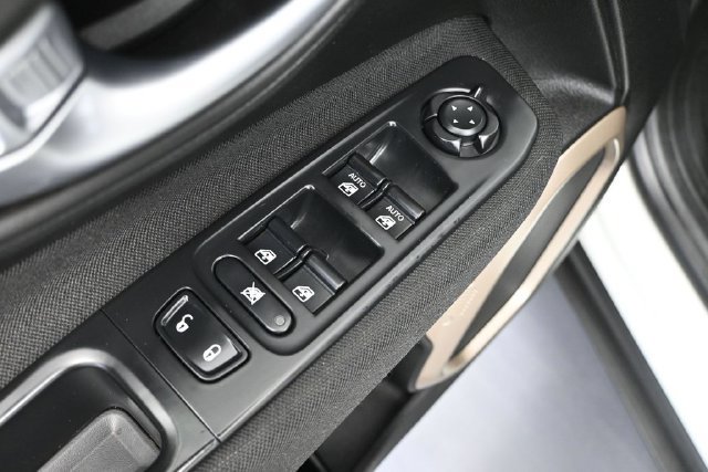 Used 2017 Jeep Renegade Latitude w/ Cold Weather Group AWD/4WD image 14