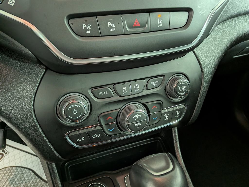 Certified 2023 Jeep Cherokee Altitude Lux image 29