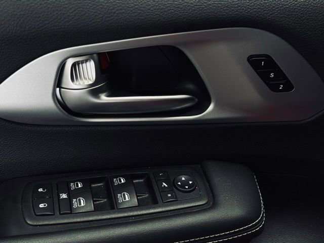 Used 2025 Chrysler Pacifica Limited FWD image 17